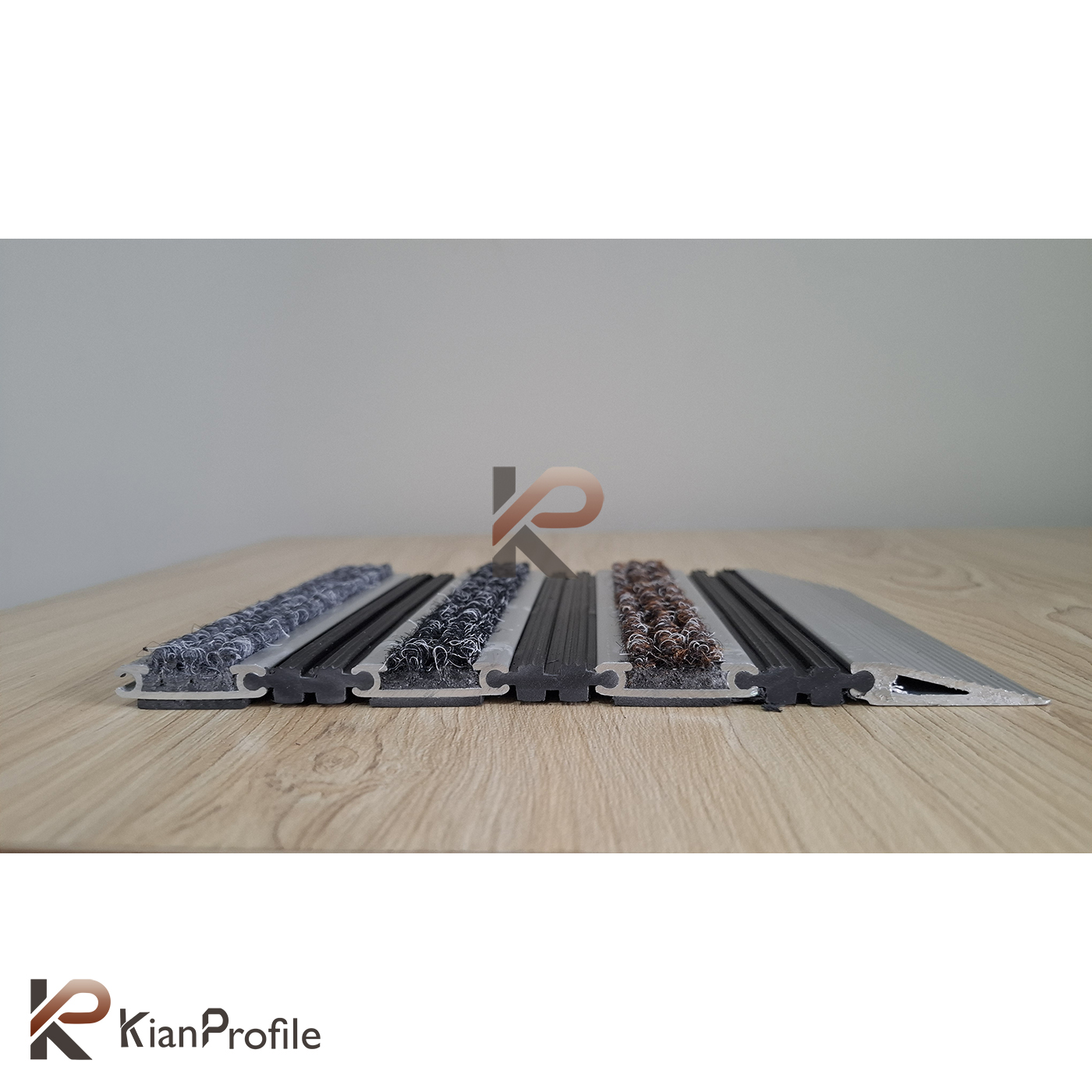پادری آلومینیومی یک سانتی کد D150 با رویه PVC و موکت