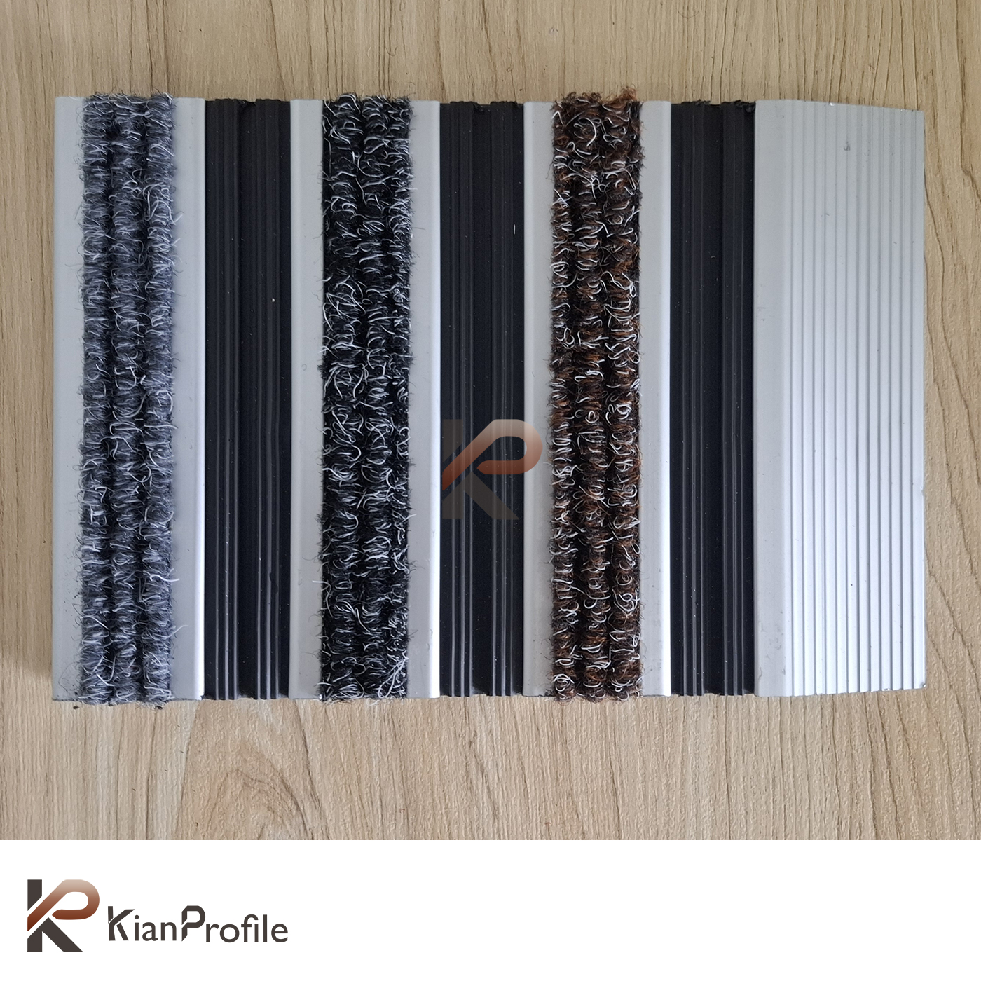 پادری آلومینیومی یک سانتی کد D150 با رویه PVC و موکت