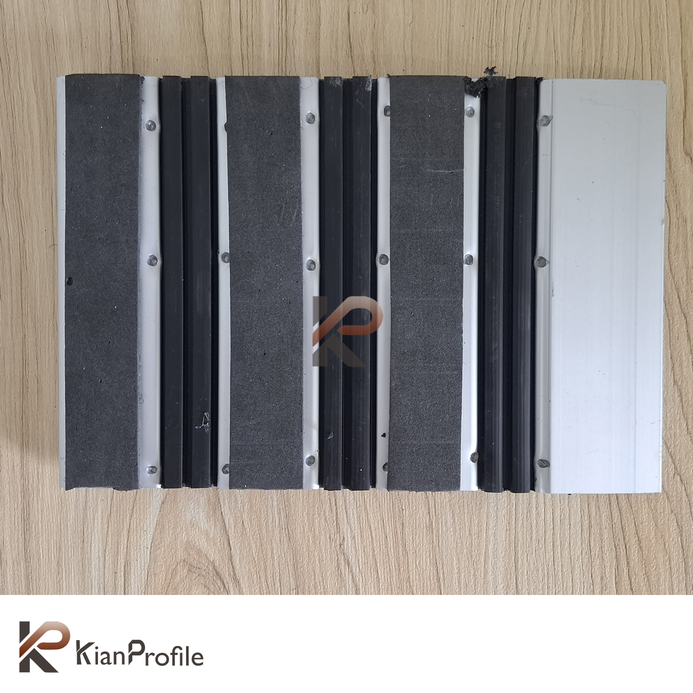 پادری آلومینیومی یک سانتی کد D150 با رویه PVC و موکت