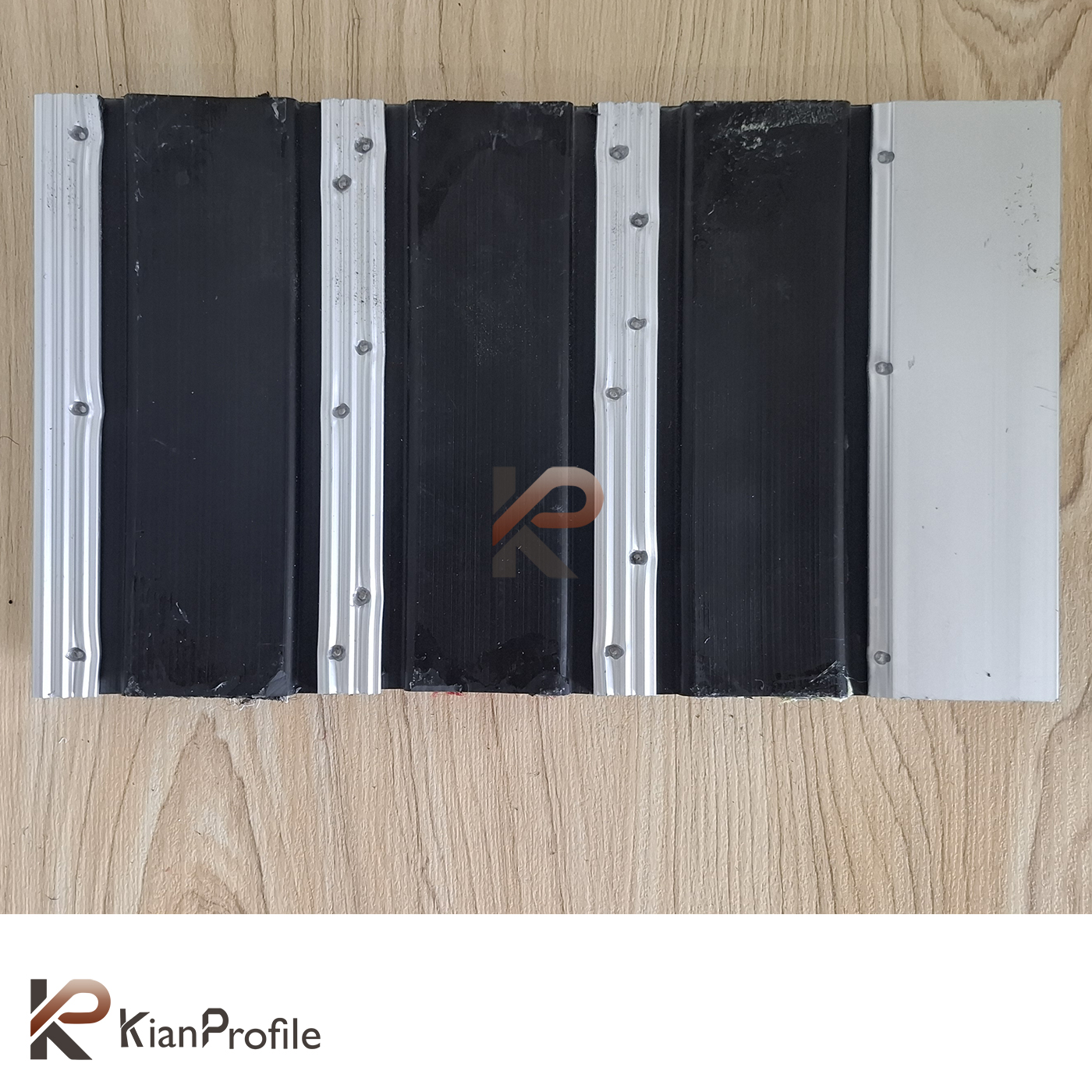 پادری آلومینیومی یک سانتی کد D250 با رویه موکت