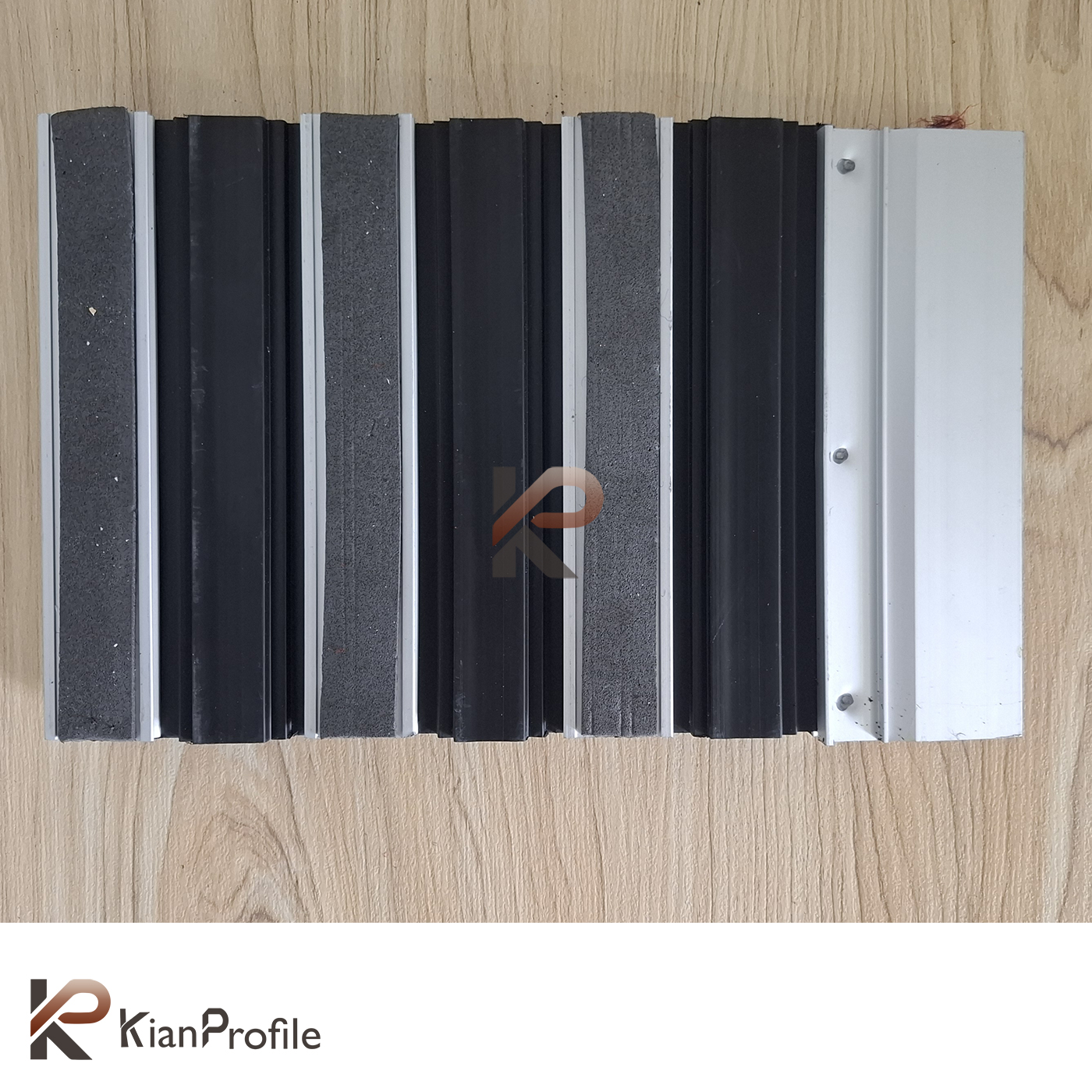 پادری آلومینیومی دو سانتی کد D350 با رویه PVC و موکت