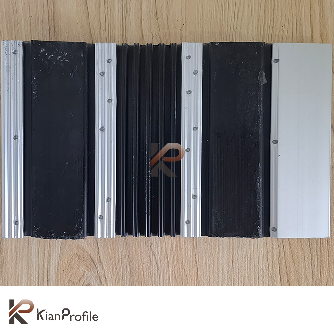 پادری آلومینیومی یک سانتی کد D450 با رویه PVC و موکت
