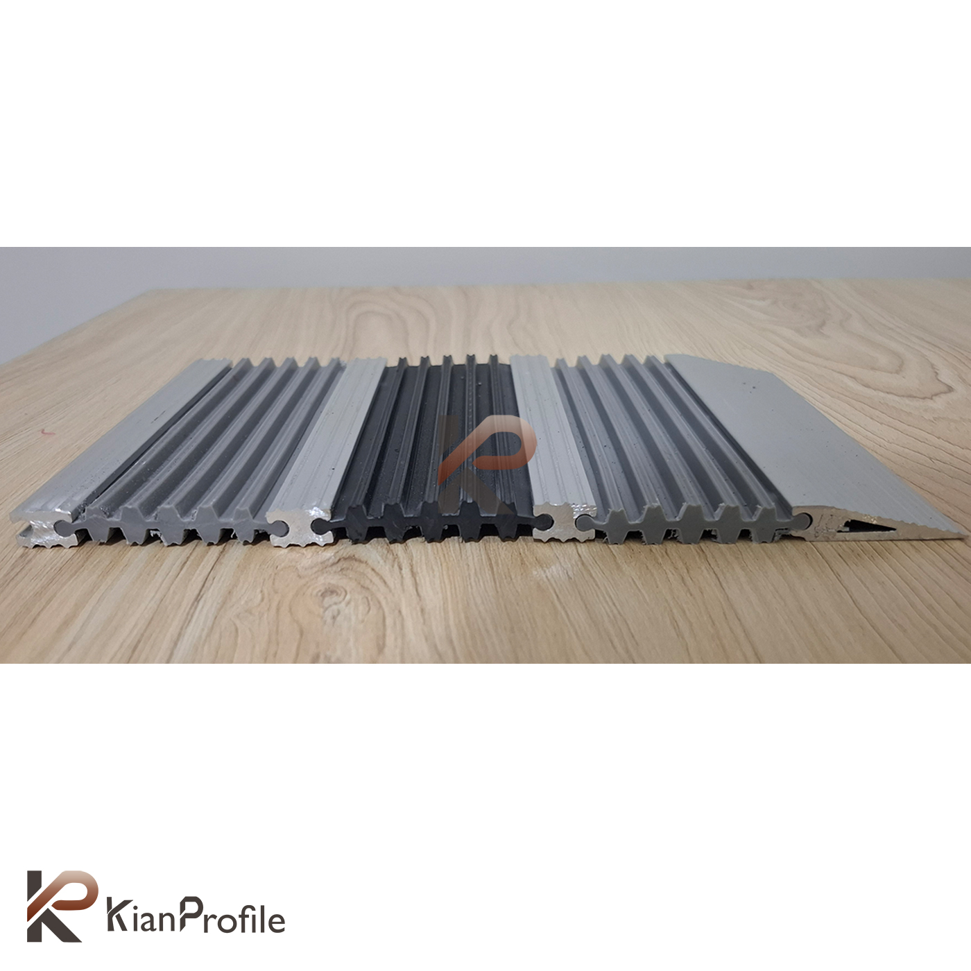 پادری آلومینیومی یک سانتی کد D200 با رویه PVC